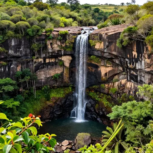 Cachoeira Loquinhas: Um Paraíso Natural em Goiás