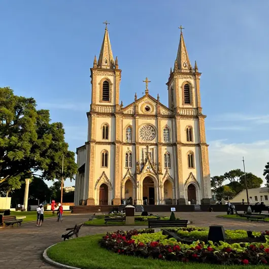Descubra o Santuário Basílica do Divino Pai Eterno Descubra o Santuário Basílica do Divino Pai Eterno